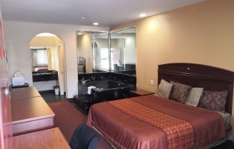 Day use room with bathtub at Scottish Inn & Suites.
