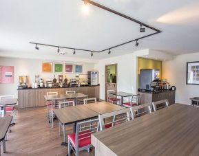 Dining area perfect for co-working at Comfort Inn Gatineau.