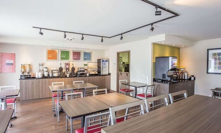 Dining area perfect for co-working at Comfort Inn Gatineau.