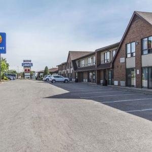 Hotel parking at Comfort Inn Sault Ste. Marie.