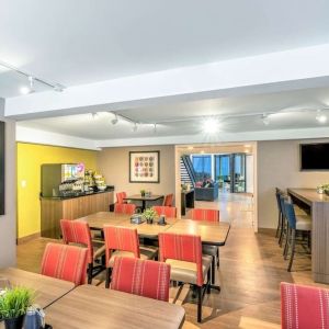 Dining area with comfortable seating perfect for co-working at Comfort Inn Winnipeg Airport.