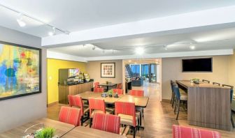 Dining area with comfortable seating perfect for co-working at Comfort Inn Winnipeg Airport.