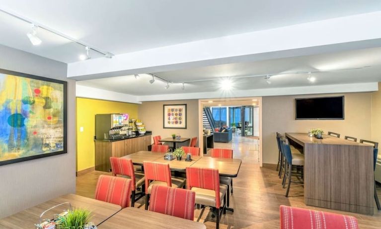 Dining area with comfortable seating perfect for co-working at Comfort Inn Winnipeg Airport.