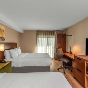 Day use twin room with work desk at Comfort Inn Winnipeg Airport.