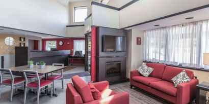 Lobby lounge with workspace and fireplace at Comfort Inn Sydney.