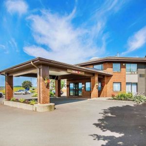 Hotel exterior and parking area at Comfort Inn Sydney.