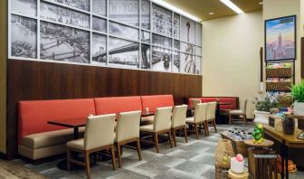 Dining area perfect for coworking at Hilton Garden Inn New York/West 35th Street.