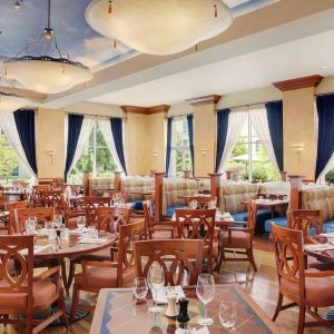 Dining area perfect for coworking at Hilton Seattle Airport & Conference Center.