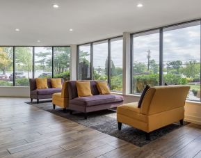 Lobby seating at Amwell Suites Somerset Bridgewater.