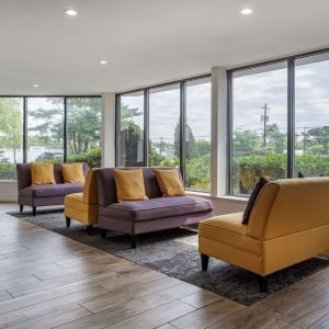 Lobby seating at Amwell Suites Somerset Bridgewater.