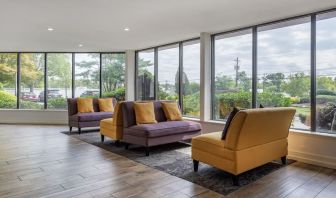 Lobby seating at Amwell Suites Somerset Bridgewater.