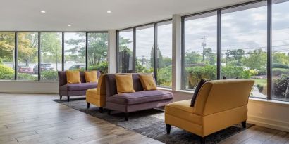 Lobby seating at Amwell Suites Somerset Bridgewater.