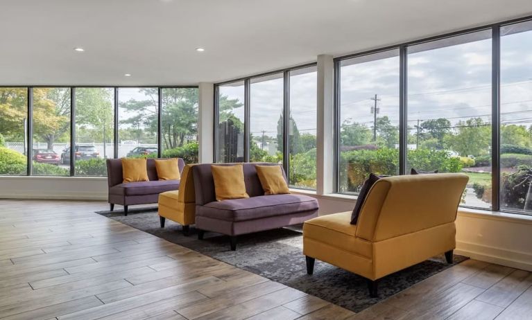 Lobby seating at Amwell Suites Somerset Bridgewater.