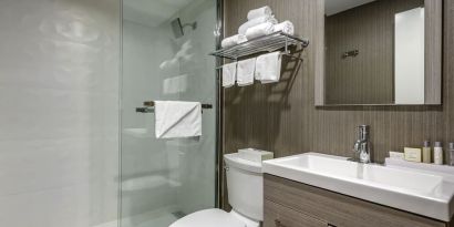 Guest bathroom at Amwell Suites Somerset Bridgewater.