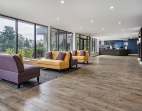 Lobby seating at Amwell Suites Somerset Bridgewater.