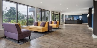 Lobby seating at Amwell Suites Somerset Bridgewater.