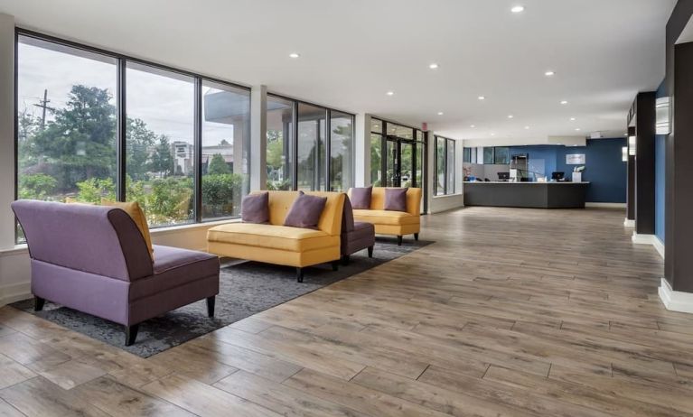 Lobby seating at Amwell Suites Somerset Bridgewater.