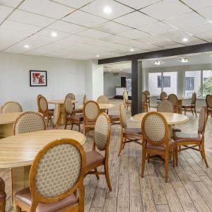 Dining room at Amwell Suites Somerset Bridgewater.