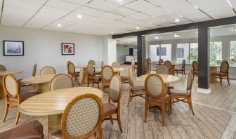 Dining room at Amwell Suites Somerset Bridgewater.