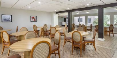 Dining room at Amwell Suites Somerset Bridgewater.