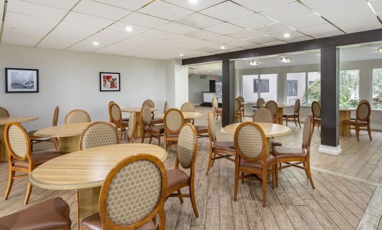 Dining room at Amwell Suites Somerset Bridgewater.