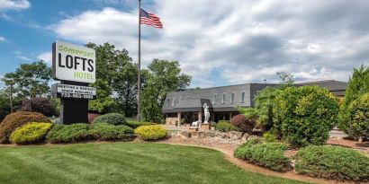 Hotel garden at Amwell Suites Somerset Bridgewater.