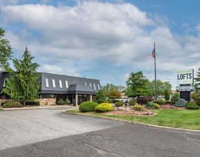 Hotel exterior and parking at Amwell Suites Somerset Bridgewater.