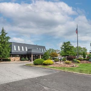 Hotel exterior and parking at Amwell Suites Somerset Bridgewater.