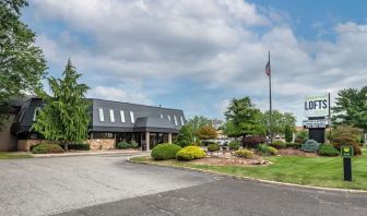 Hotel exterior and parking at Amwell Suites Somerset Bridgewater.