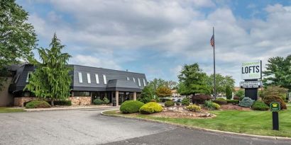 Hotel exterior and parking at Amwell Suites Somerset Bridgewater.