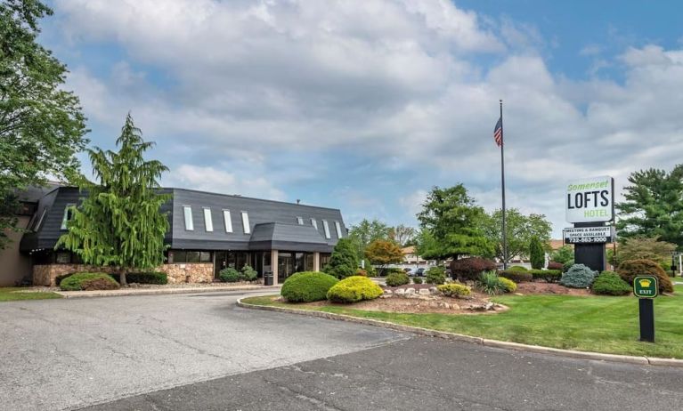 Hotel exterior and parking at Amwell Suites Somerset Bridgewater.