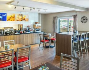 Dining area with comfortable seating at Comfort Inn Charlottetown.