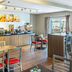 Dining area with comfortable seating at Comfort Inn Charlottetown.