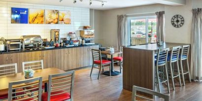 Dining area with comfortable seating at Comfort Inn Charlottetown.