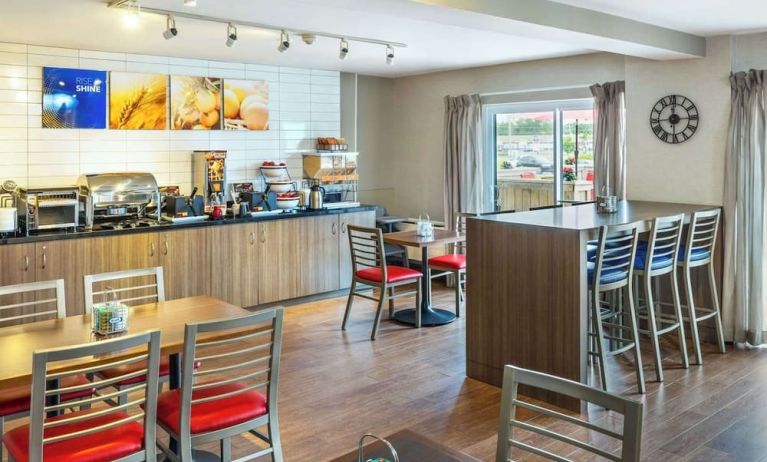 Dining area with comfortable seating at Comfort Inn Charlottetown.