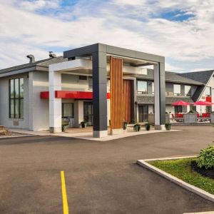 Hotel exterior and parking area at Comfort Inn Charlottetown.