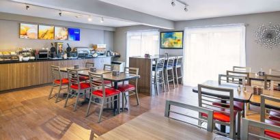 Hotel restaurant with comfortable seating at Comfort Inn Moncton Magnetic Hill.