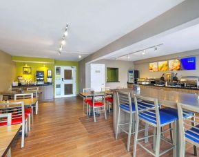 Dining area with comfortable seating perfect for co-working at Comfort Inn Moncton Magnetic Hill.