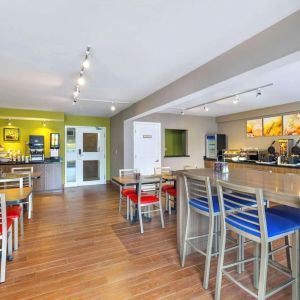 Dining area with comfortable seating perfect for co-working at Comfort Inn Moncton Magnetic Hill.