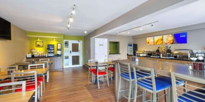 Dining area with comfortable seating perfect for co-working at Comfort Inn Moncton Magnetic Hill.