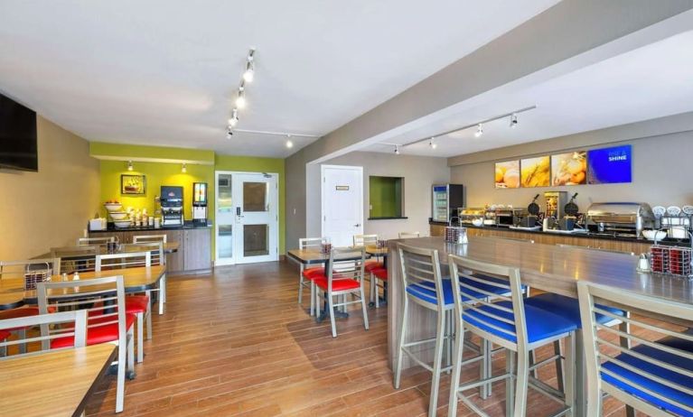 Dining area with comfortable seating perfect for co-working at Comfort Inn Moncton Magnetic Hill.