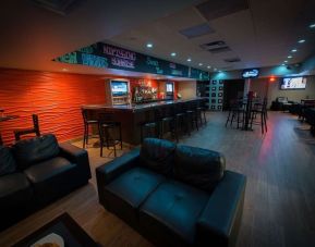 Hotel bar with lounge area at Best Western North Bay. 