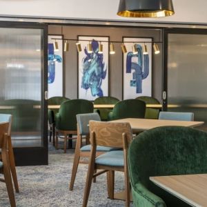 Dining area at Holiday Inn Kingston Waterfront.