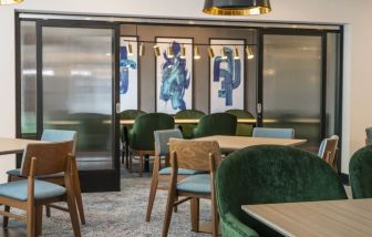 Dining area at Holiday Inn Kingston Waterfront.