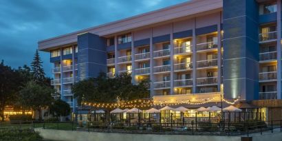 Hotel exterior at Holiday Inn Kingston Waterfront.