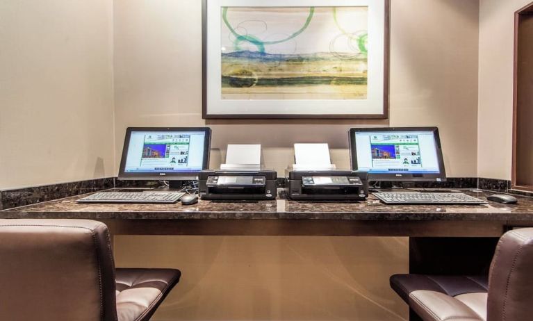 Business center with computers, printers and ergonomic chairs at Holiday Inn Laval Montreal.