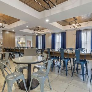 Dining area perfect for coworking at Best Western Sugar Land Inn.