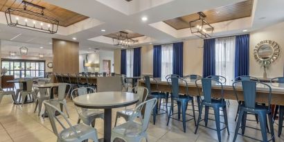 Dining area perfect for coworking at Best Western Sugar Land Inn.