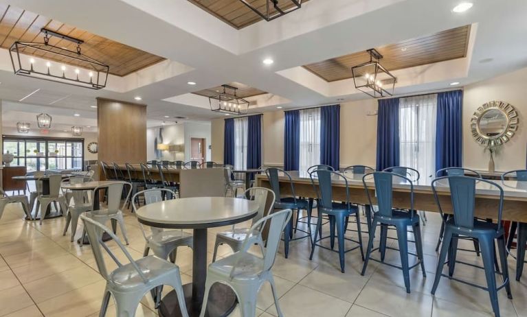 Dining area perfect for coworking at Best Western Sugar Land Inn.