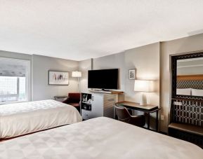 Day use twin room with TV, work desk and sofa at Holiday Inn Ottawa Downtown Parliament Hill.